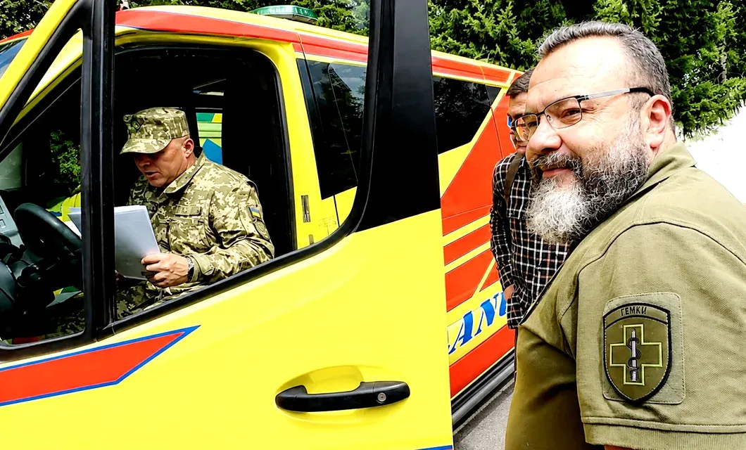 A hospital representative receiving the UkraineAid ambulance in Kyiv. Their gratitude was unmistakable — five days later, Russia launched its most devastating attack of the war on Kyiv.